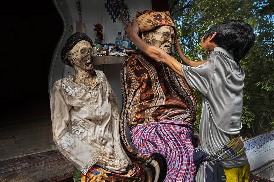 Liquify, applied to “Manene Tradisi Ganti Baju Mayat di Tana Toraja”