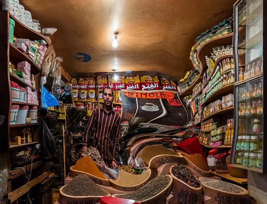 Liquify, applied to “Comercio en la plaza del 9 de abril de 1947, Tánger, Marruecos, 2015-12-11, DD 7”
