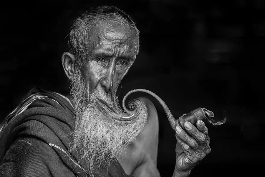 Swirl, applied to “Bearded man smoking pipe-3013924”